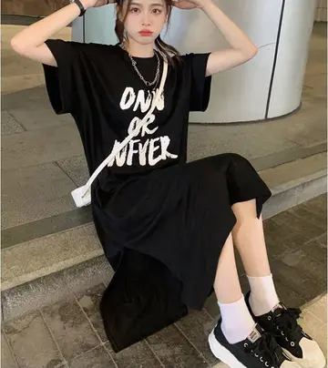 오버핏 롱원피스와 블랙 재킷 전신 코디 사진