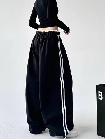 청바지와 블랙 긴팔티 전신 코디 사진