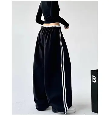 블랙 톤 청바지와 긴팔티 전신 코디 사진