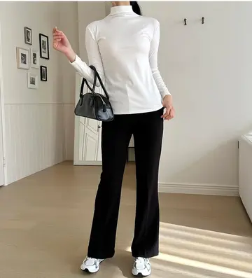 화이트 터틀넥과 블랙 슬랙스 전신 코디 사진