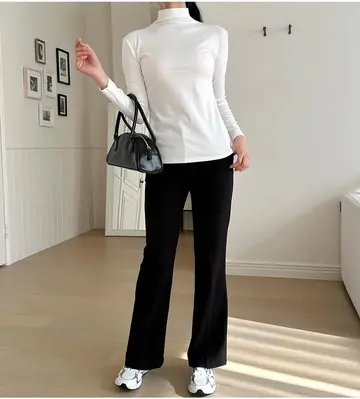 아이보리·화이트 톤 터틀넥과 슬랙스 전신 코디 사진