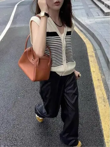 베이지·브라운 톤 오버핏 베스트와 나시 전신 코디 사진