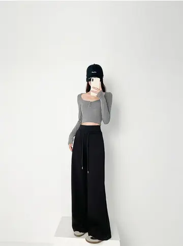 블랙 배기팬츠와 그레이 긴팔티 전신 코디 사진