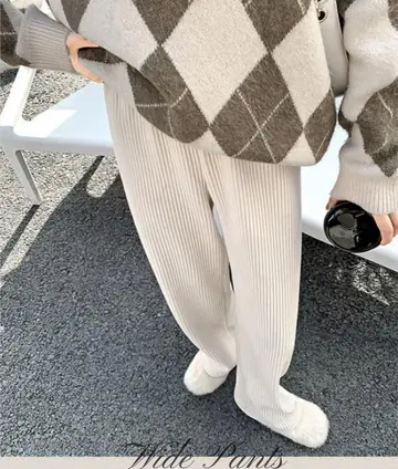 브라운·그레이 톤 오버핏 청바지와 가디건 전신 코디 사진
