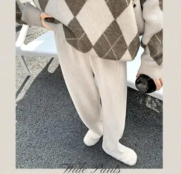 브라운·그레이 톤 청바지와 가디건 전신 코디 사진
