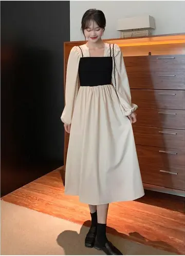 베이지·블랙 톤 원피스 전신 코디 사진