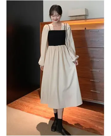 베이지·블랙 톤 원피스 전신 코디 사진