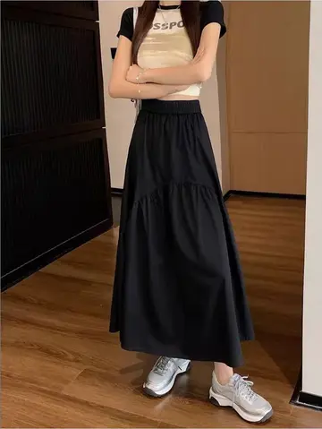 블랙 롱스커트와 나시 전신 코디 사진