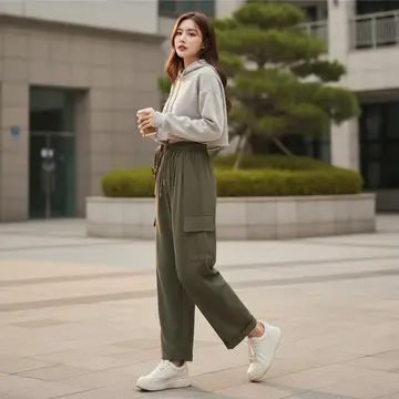 오버핏 와이드 슬랙스와 그레이 후드티 전신 코디 사진