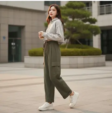 베이지·그레이 톤 와이드 슬랙스와 후드티 전신 코디 사진