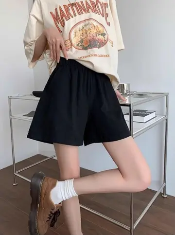 블랙 오버핏 반바지와 반팔티 전신 코디 사진
