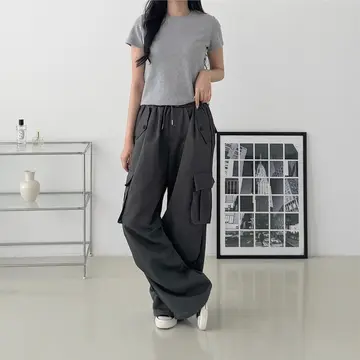 배기팬츠와 그레이 반팔티 전신 코디 사진
