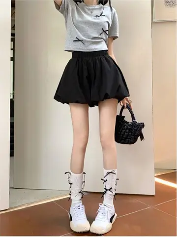 블랙 오버핏 반바지와 그레이 반팔티 전신 코디 사진