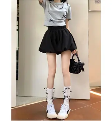 그레이·화이트 톤 반바지와 반팔티 전신 코디 사진
