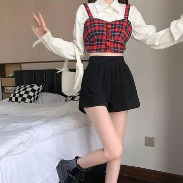 블랙 반바지와 레드 베스트 전신 코디 사진