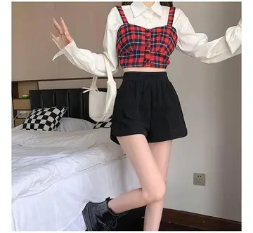 아이보리·블랙 톤 반바지와 베스트 전신 코디 사진