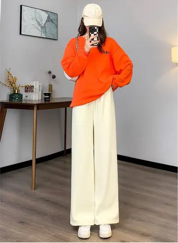 오버핏 와이드팬츠와 오렌지 맨투맨 전신 코디 사진