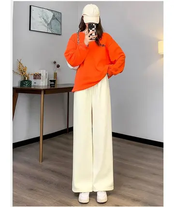 아이보리·화이트 톤 와이드팬츠와 맨투맨 전신 코디 사진