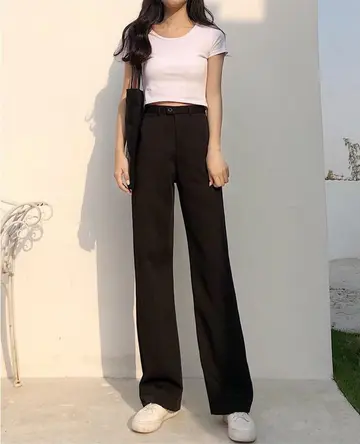 블랙 슬랙스와 반팔티 전신 코디 사진