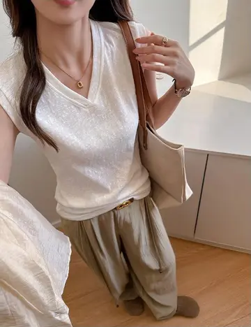 아이보리 오버핏 반팔티와 와이드팬츠 전신 코디 사진
