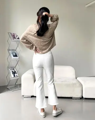 크롭 티셔츠와 화이트 와이드팬츠 전신 코디 사진