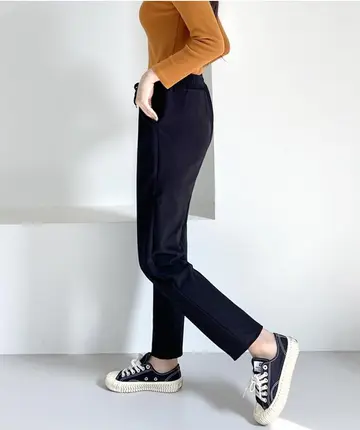 카멜·브라운 톤 배기팬츠와 긴팔티 전신 코디 사진