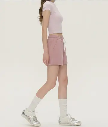 아이보리·그레이 톤 배기팬츠와 반팔티 전신 코디 사진