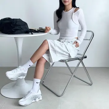 그레이 반바지와 화이트 긴팔티 전신 코디 사진