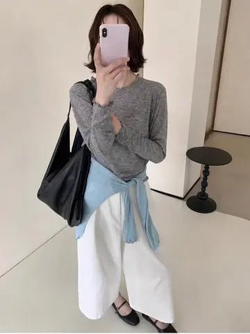 차콜·그레이 톤 긴팔티와 와이드팬츠 전신 코디 사진