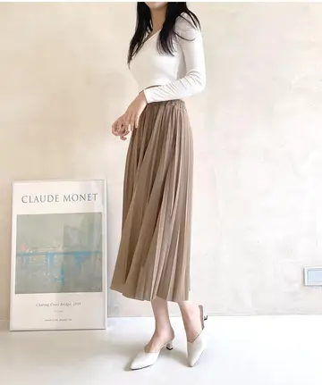 그레이·블랙 톤 스커트와 긴팔티 전신 코디 사진