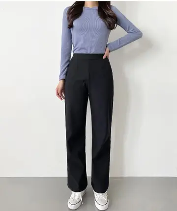 그레이·블랙 톤 배기팬츠와 긴팔티 전신 코디 사진