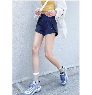 카멜·베이지 톤 반바지와 나시 전신 코디 사진