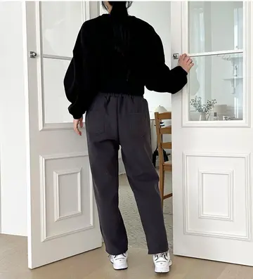 블랙·차콜 톤 배기팬츠와 니트 전신 코디 사진