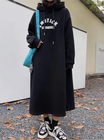 오버핏 원피스와 블랙 집업 전신 코디 사진