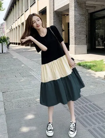 오버핏 롱스커트와 블랙 반팔티 전신 코디 사진