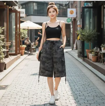 블랙·차콜 톤 반바지와 나시 전신 코디 사진