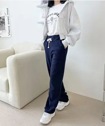 네이비·그레이 톤 면바지와 집업 전신 코디 사진