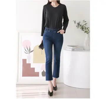 차콜·네이비 톤 청바지와 긴팔티 전신 코디 사진