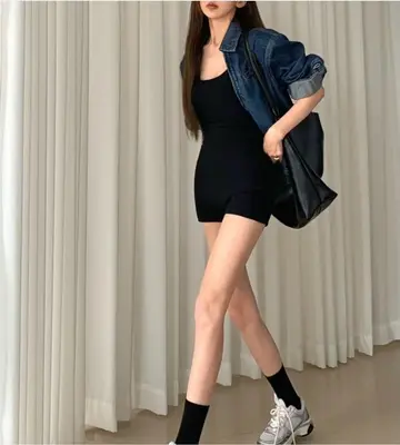 블랙·차콜 톤 원피스와 청자켓 전신 코디 사진