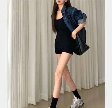 블랙·차콜 톤 원피스와 청자켓 전신 코디 사진