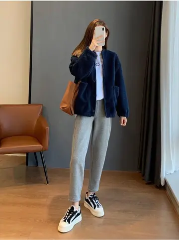 네이비 오버핏 재킷과 그레이 조거팬츠 전신 코디 사진