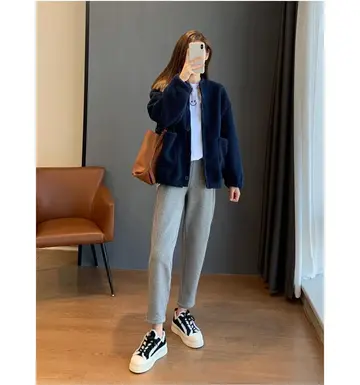 블랙·네이비 톤 재킷과 조거팬츠 전신 코디 사진