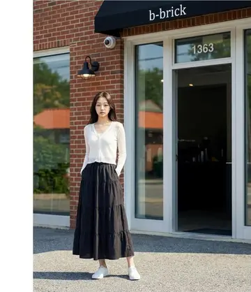 가디건과 블랙 롱스커트 전신 코디 사진