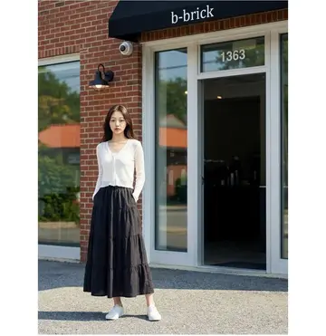 화이트·아이보리 톤 가디건과 롱스커트 전신 코디 사진
