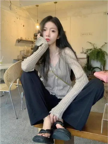 베이지 오버핏 가디건과 와이드팬츠 전신 코디 사진