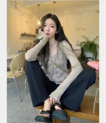 블랙·베이지 톤 가디건과 와이드팬츠 전신 코디 사진