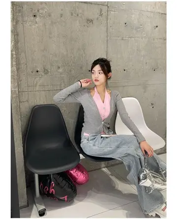 아이보리·차콜 톤 가디건과 청바지 전신 코디 사진