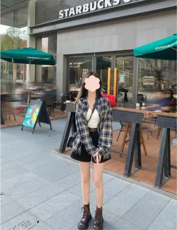 아이보리·베이지 톤 오버핏 블라우스와 재킷 전신 코디 사진