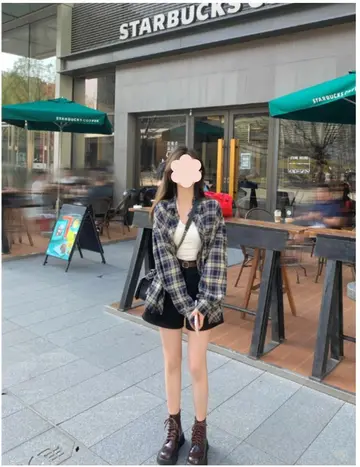 아이보리·베이지 톤 블라우스와 재킷 전신 코디 사진