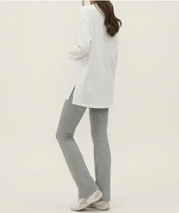 차콜·그레이 톤 긴팔티와 레깅스 전신 코디 사진